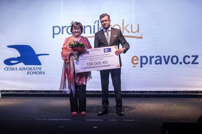 Law firm HAVEL & PARTNERS handed over a CZK 100,000 charity cheque to Bílý kruh bezpečí