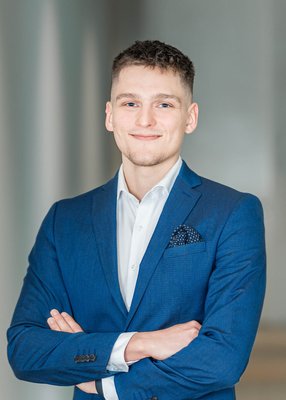 Lev adam vyrez small